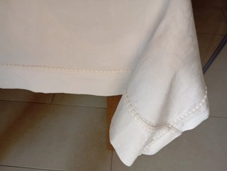 Tovaglia bianca con 5 tovaglioli
