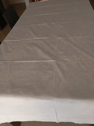 Tovaglia bianca con 5 tovaglioli