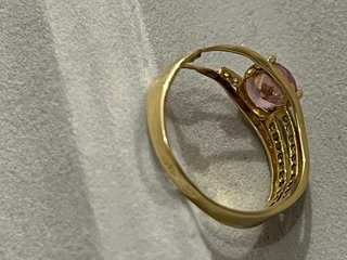 Anillo mujer con piedra rosa y detalles