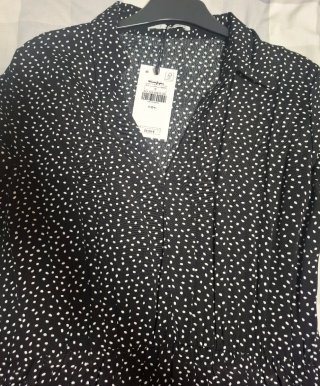 Vestido negro con lunares blancos