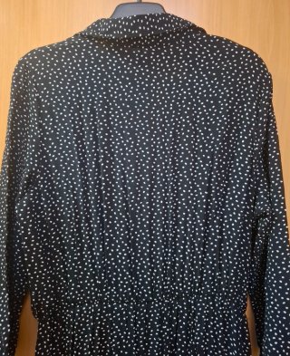 Vestido negro con lunares blancos