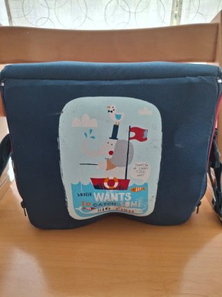 Trona de viaje con almacenamiento