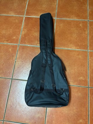 Guitarra Española con funda Negra .
