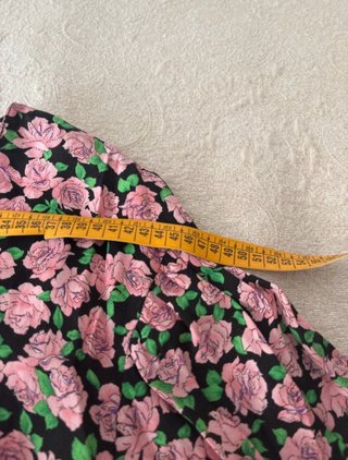 Vestido floral negro y rosa