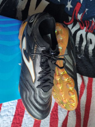 Botas de fútbol Joma negras y doradas