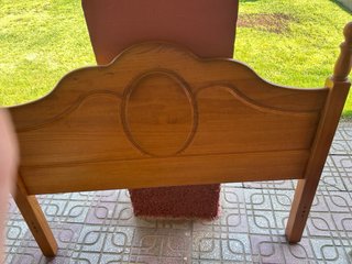 Cabecero y mesita de noche de madera
