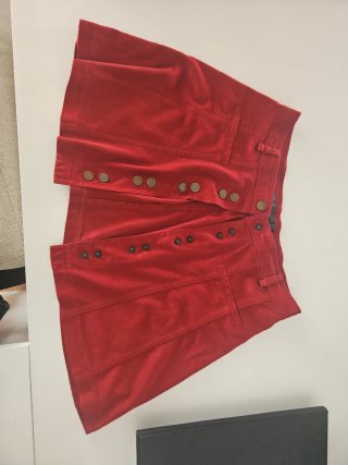 Falda roja con botones