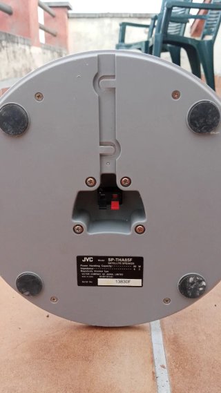 Altavoces de suelo JVC plateados