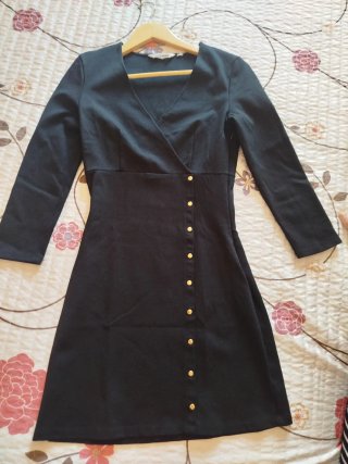 Vestido Naf Naf negro botones dorados
