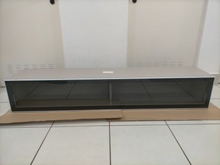 Mueble de salón color humo con puertas de cristal