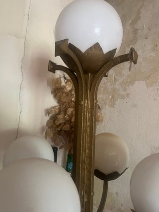 Lámpara de pie vintage dorada y blanca