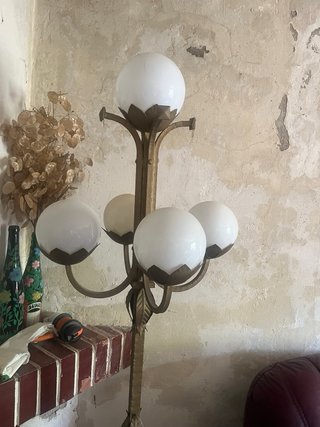 Lámpara de pie vintage dorada y blanca