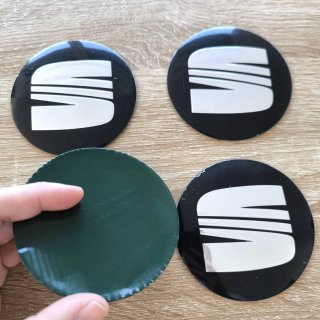 TAPABUJES SEAT 90mm PEGATINA NEGROS EMBLEMA PLATA