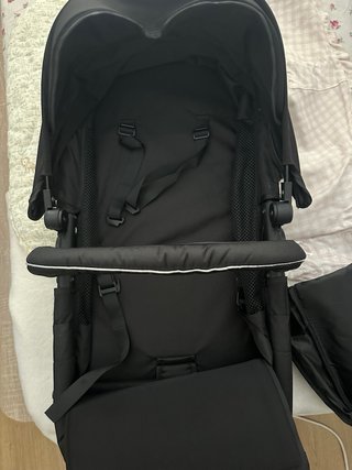 Carrito de bebé negro