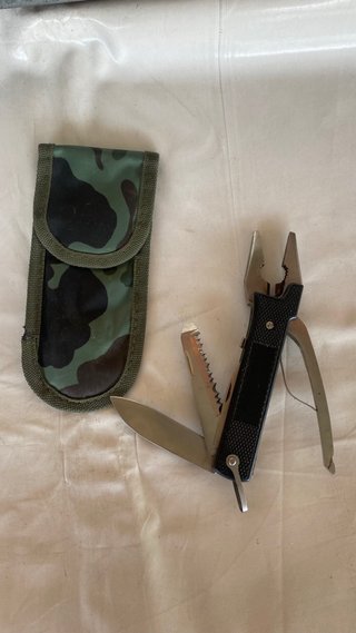 Utensile multiuso con custodia