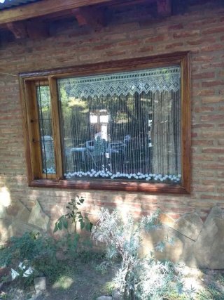 Cortina tejida a crochet con Bolitas de madera
