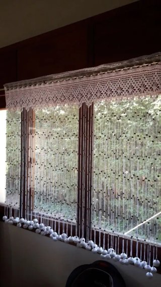 Cortina tejida a crochet con Bolitas de madera