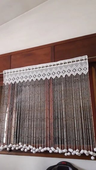 Cortina tejida a crochet con Bolitas de madera