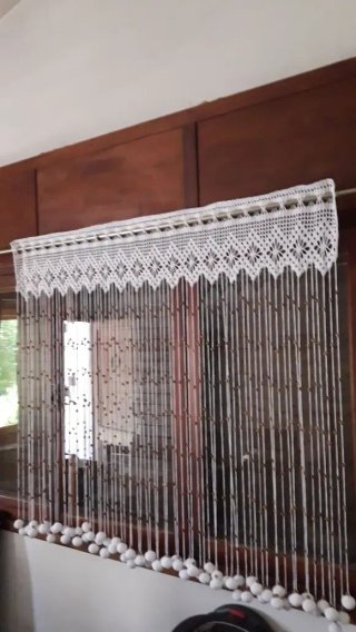 Cortina tejida a crochet con Bolitas de madera