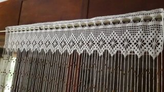Cortina tejida a crochet con Bolitas de madera