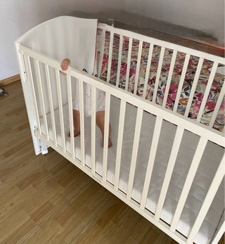 Cuna de madera blanca