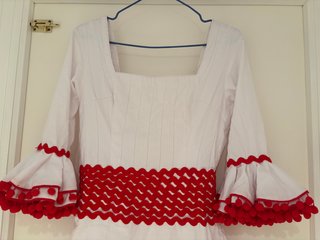 Traje Flamenca Blanco Piqué Madroños Rojo