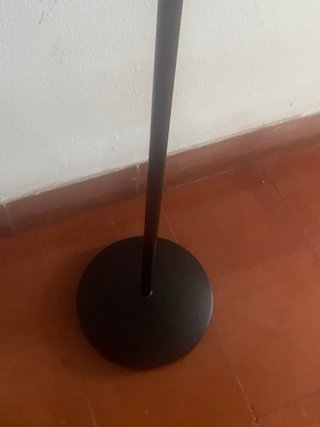 Pie de micrófono con base redonda