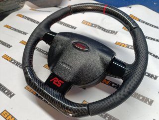 Volante Ford em carbono