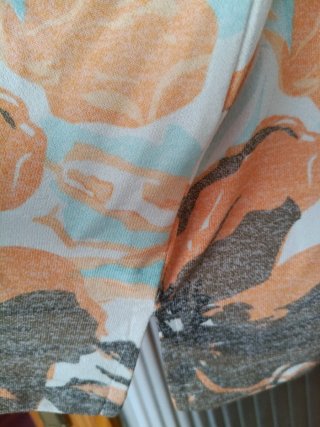 Camiseta media manga, floral azul y naranja