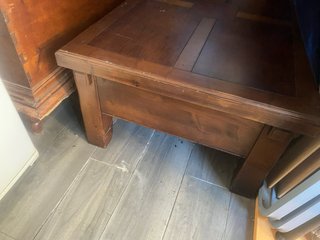 Mesa de centro antigua de madera