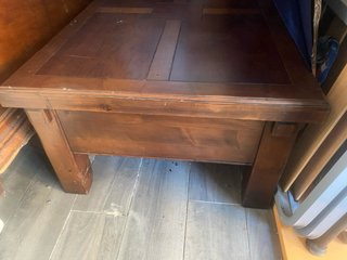 Mesa de centro antigua de madera