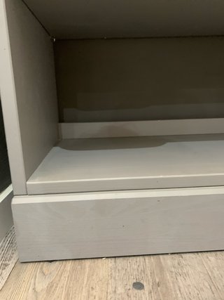 Estantería de madera gris