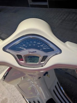 Vespa Primavera 125cc Blanca y Roja