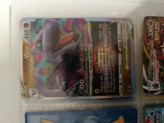 Álbum de cartas Pokémon con más de 100 cartas