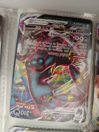 Álbum de cartas Pokémon con más de 100 cartas