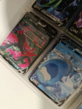 Álbum de cartas Pokémon con más de 100 cartas