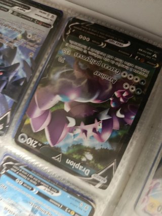 Álbum de cartas Pokémon con más de 100 cartas