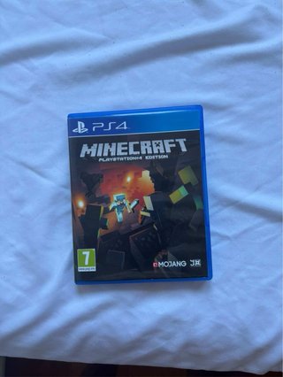 PS4 Slim 1TB + 4 juegos