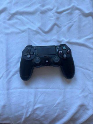 PS4 Slim 1TB + 4 juegos
