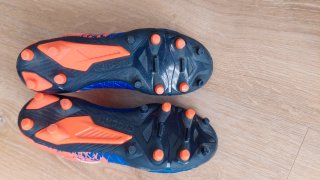 Botas de fútbol de niño de tacos marca Kipsta