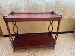 Mesa auxiliar de madera con ruedas