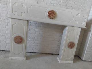 Chimenea de Mármol Blanca con Detalles