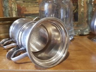 Antigua cafetera baño de plata y sello de origen