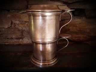 Antigua cafetera baño de plata y sello de origen