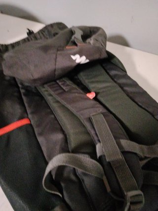 Mochila negra y roja
