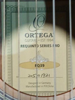 Requinto Ortega.Guitarra con Funda.
