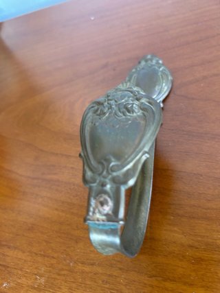 Colgador bronce fino o latón con diseño floral