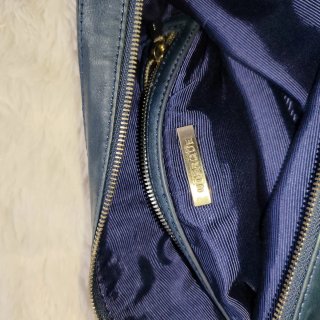 Bolso azul con cadena plateada