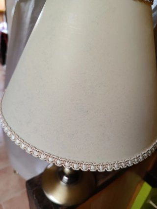 Lámpara de mesa beige y dorada