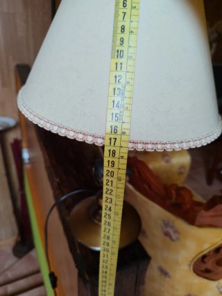 Lámpara de mesa beige y dorada